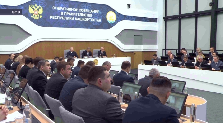 Радий Хәбиров «Әй Йола» төркөмө музыканттарына маҡтаулы исем биреү тураһындағы указға ҡул ҡуйҙы