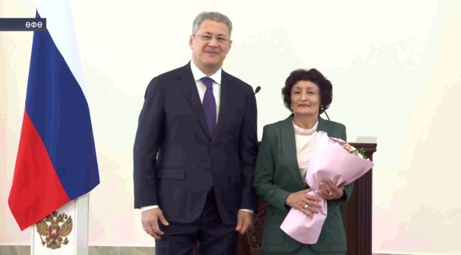 Радий Хәбиров муниципаль идаралыҡ хеҙмәткәрҙәрен һөнәри байрам менән тәбрикләне