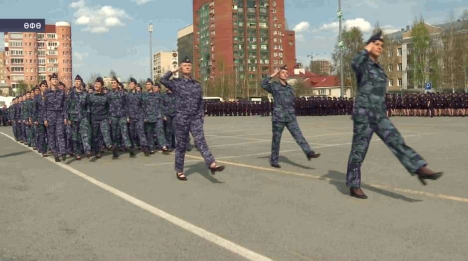 Өфө Арена боҙ һарайы алдында Еңеү парадына сираттағы репетиция үтте