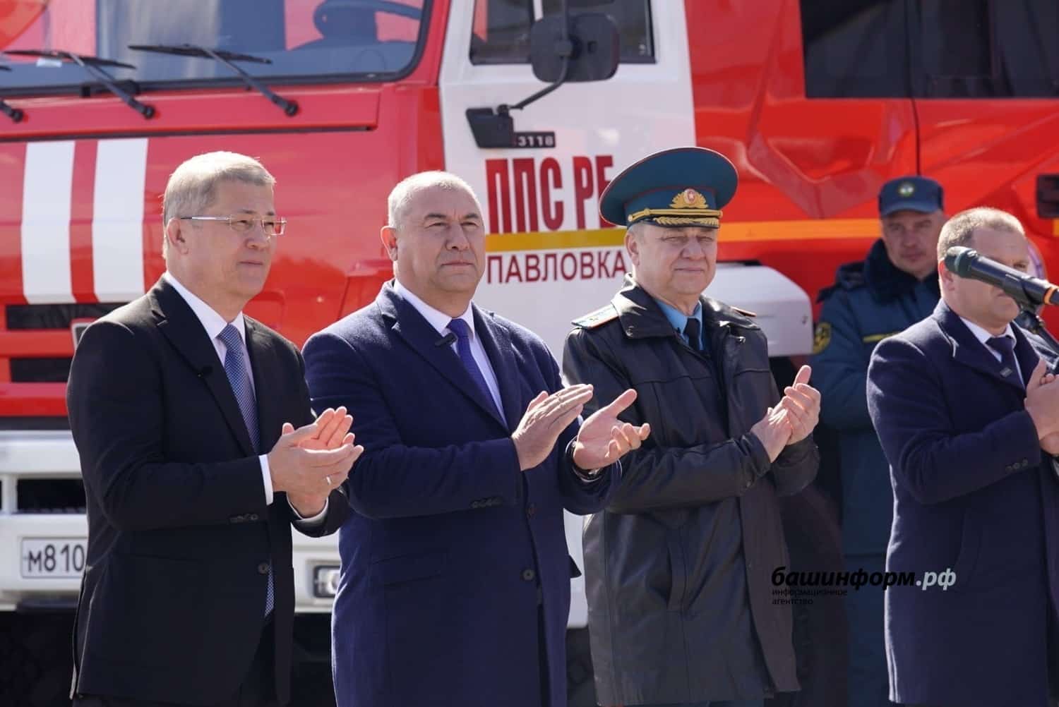 Башҡортостан Башлығы янғын һүндереүселәрҙе һөнәри байрамдары менән ҡотланы