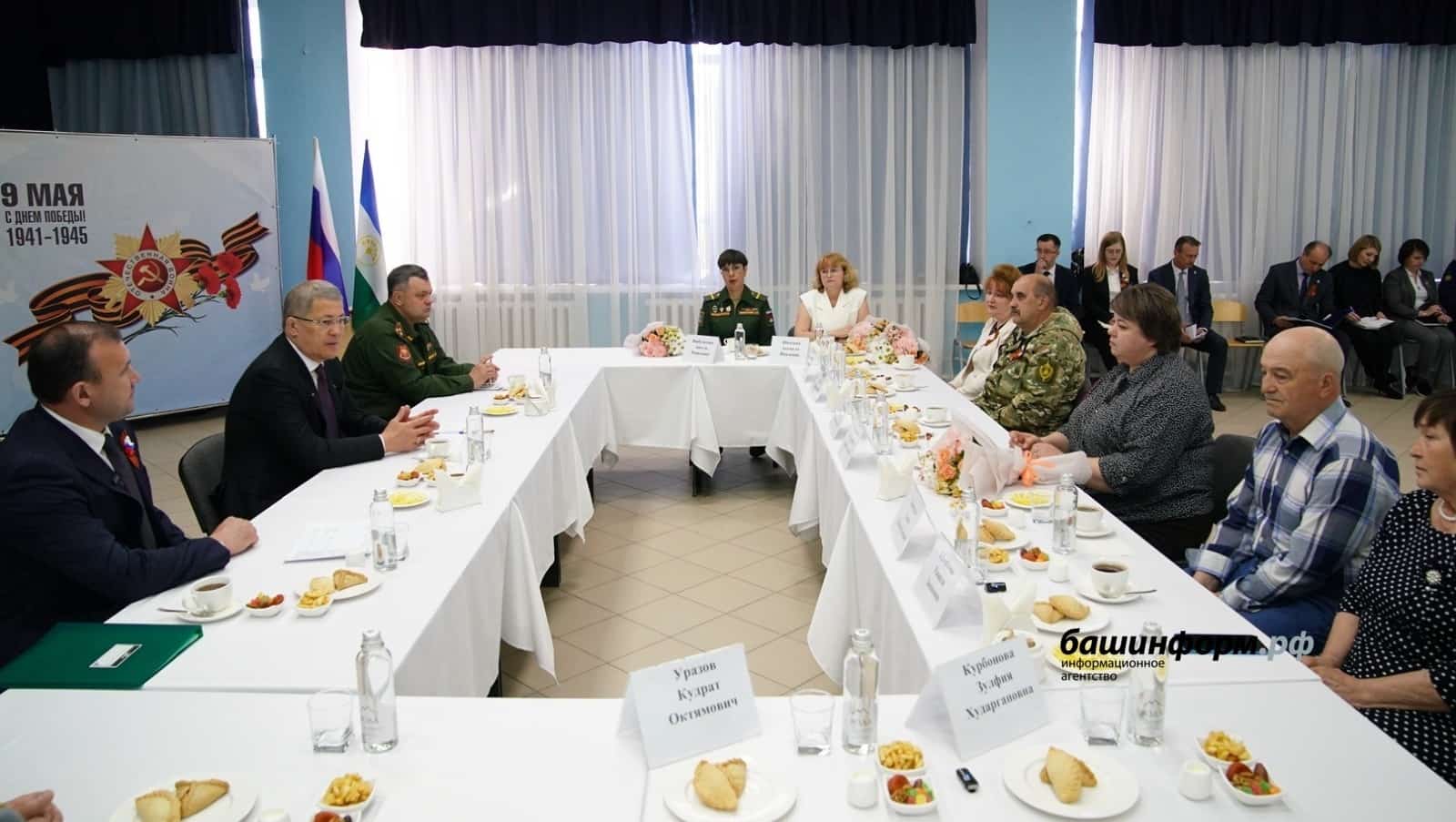 Радий Хәбиров Шишмә  районында  МХОла һәләк булғандарҙың ғаиләләре менән осрашты