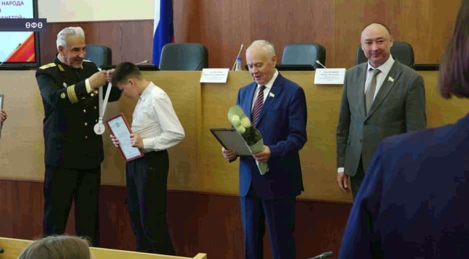 Дәүләт Йыйылышы - Ҡоролтайҙа һәләтле уҡыусылар тәбрикләнде