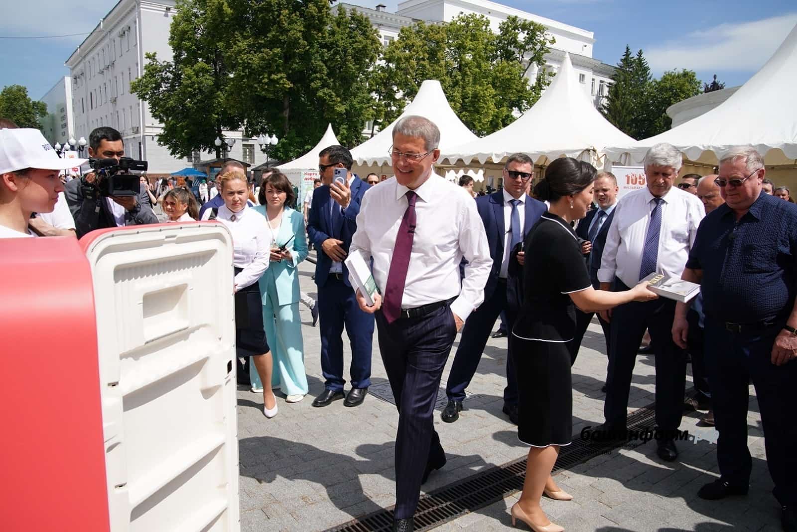Бөгөн Башҡортостан Башлығы халыҡ-ара китап йәрминкәһендә ҡатнашты