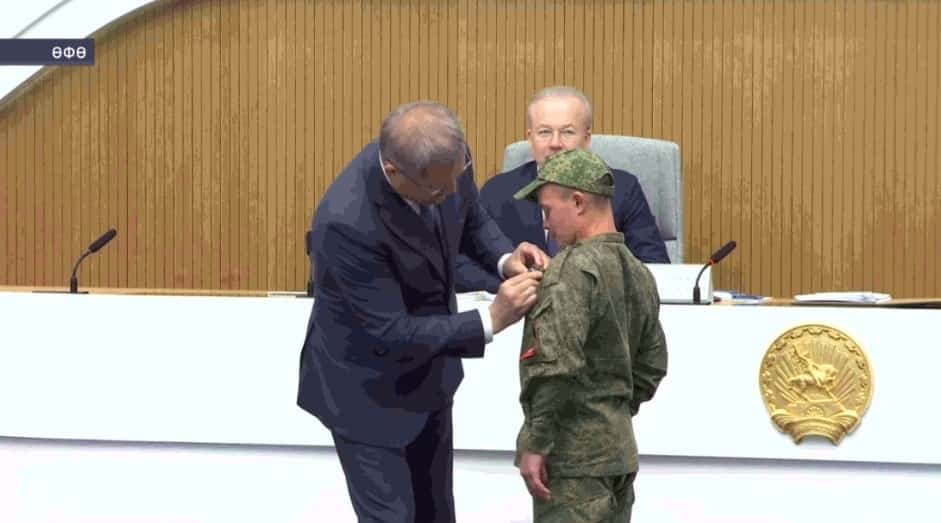 Радий Хәбиров Артем Баймөхәмәтовты генерал Миңлеғәле Шайморатов миҙалы менән бүләкләне