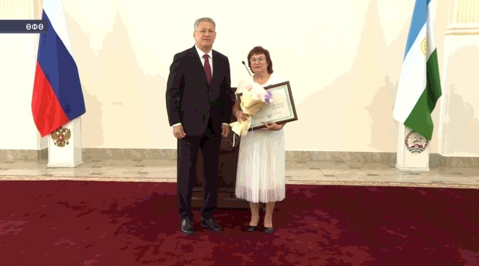 Радий Хәбиров социаль хеҙмәткәрҙәрҙе һөнәри байрамы менән тәбрикләне