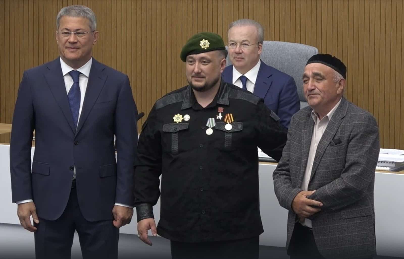 Радий Хәбиров махсус хәрби операцияла ҡатнашҡан Азамат Шаһисолтановты бүләкләне