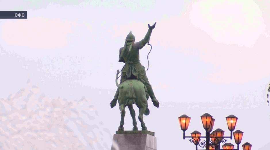 Салауат Юлаевтың тыуған көнөнә бәйле уның һәйкәленә сәскә һалынды