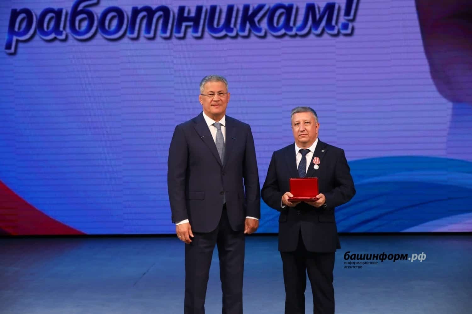 Өфөлә медицина хеҙмәткәрҙәрен тәбрикләнеләр