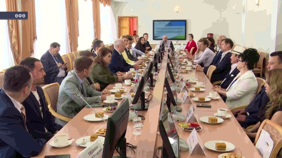 Константин Толкачев «Берҙәмлектә -көс» хәйриә концертында ҡатнашыусы сәхнә оҫталарын бүләкләне