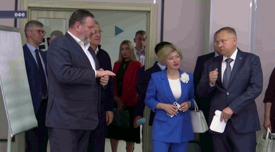 Радий Хәбиров һәм Антон Котяков Өфө моторҙар заводында кадрҙар әҙерләү үҙәге менән танышты