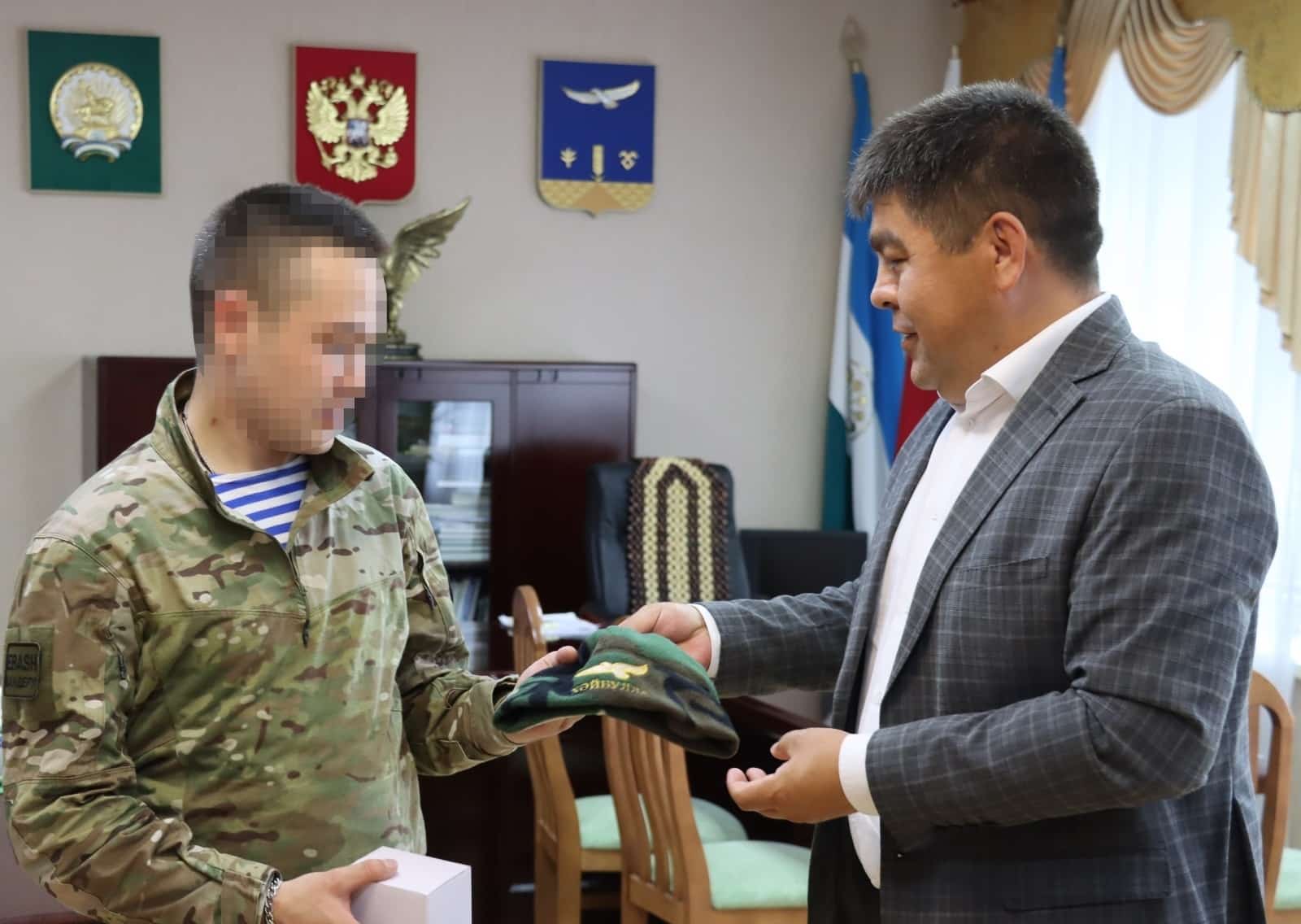 Хәйбулла хакимиәте башлығы Рөстәм Шәрипов "Гроза" ҡушаматлы яугир менән осрашты