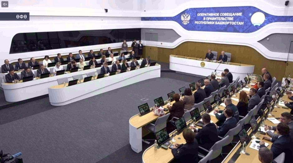 Радий Хәбиров яугирҙарҙы бүләкләне, баҡыр ятҡылығын күҙәтеүгә алды