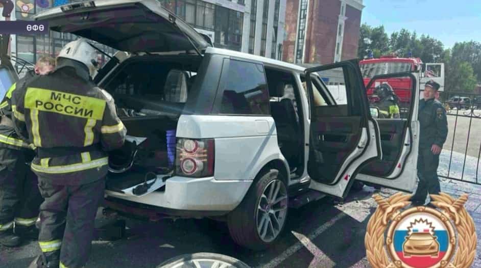 Полиция хеҙмәткәрҙәре Өфө үҙәгендә янған «Land Rover» автомобиле менән бәйле хәлде тикшерә