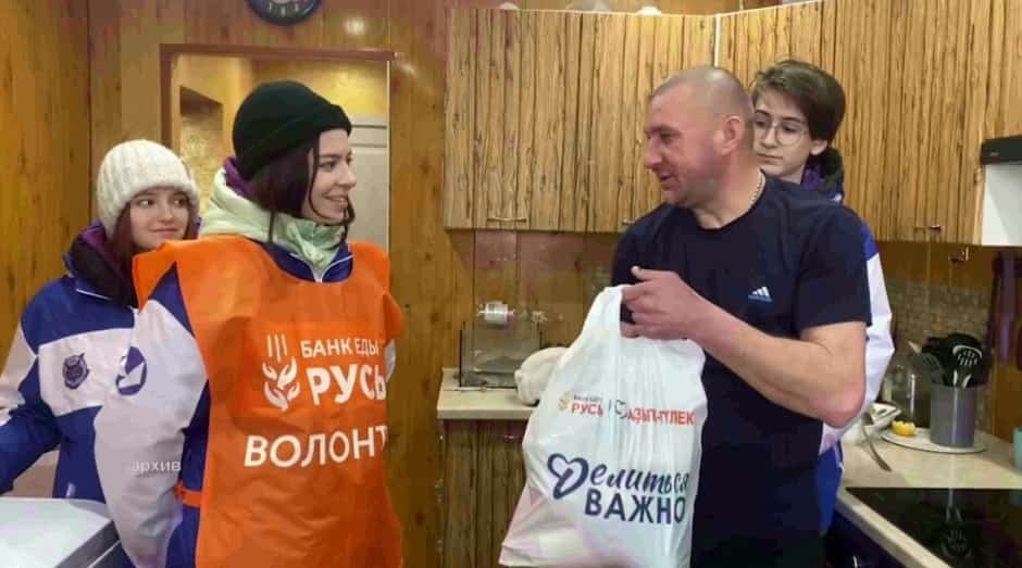 «Русь» аҙыҡ-түлек банкы вәкиле -«Аҙыҡ-түлек» төбәк банкынан мохтаж кешеләргә ризыҡ тапшыра