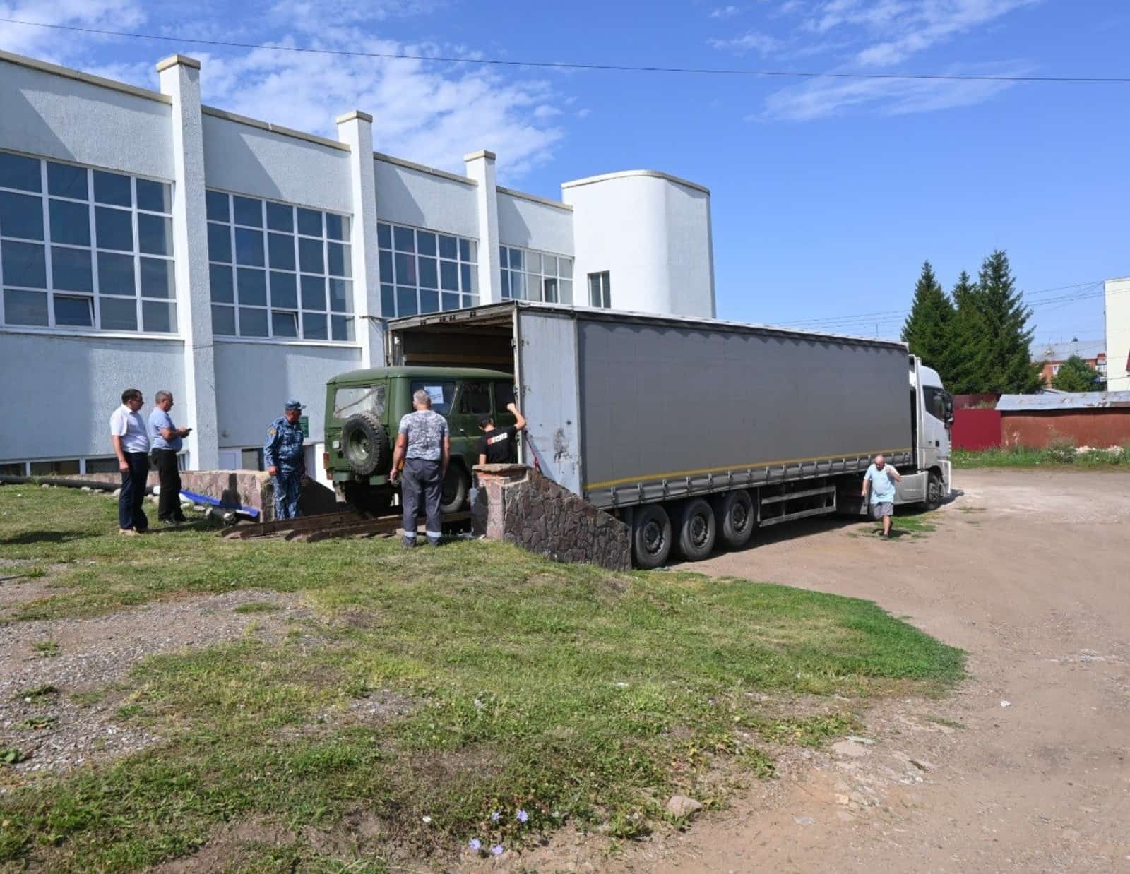 Кушнаренконан фронтҡа автомобиль һәм пилотһыҙ осоу аппараттары оҙатылған