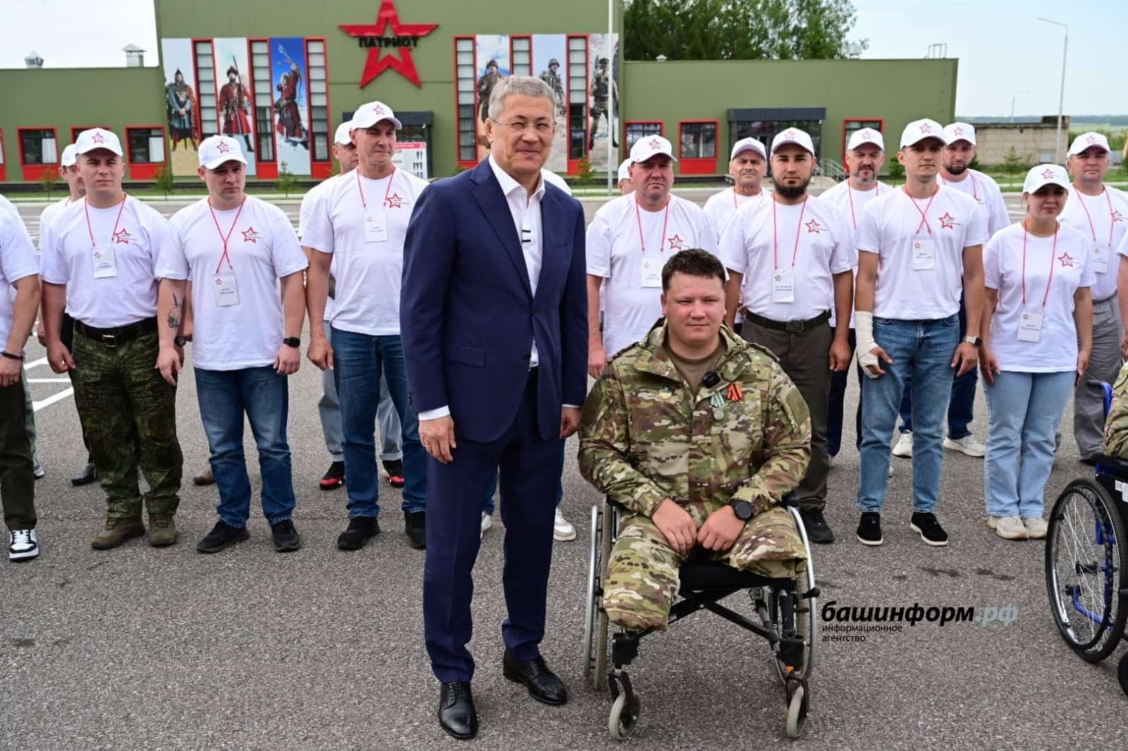 Радий Хәбиров “Башҡортостан геройҙары” проекты финалистары менән осрашты