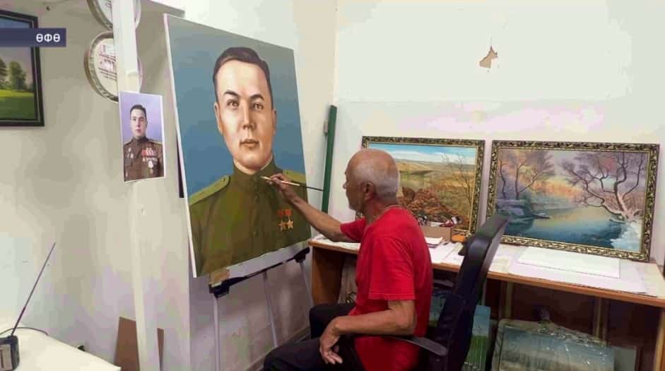 Өфөнән Рәшит Ғәзизов ике тапҡыр Советтар Союзы Геройы Муса Гәрәевтың портретын төшөрә