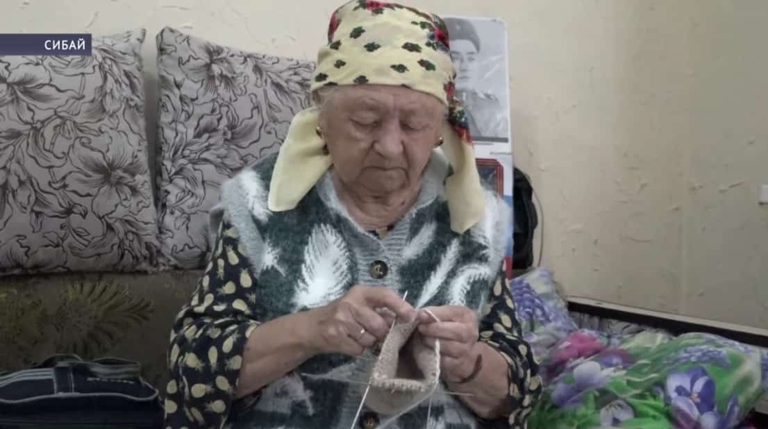 Сибайҙа йәшәүсе Ғәлимә Исмәғилева өлкән йәштә булыуына ҡарамаҫтан МХО-ла ҡатнашыусыларға ярҙам итә