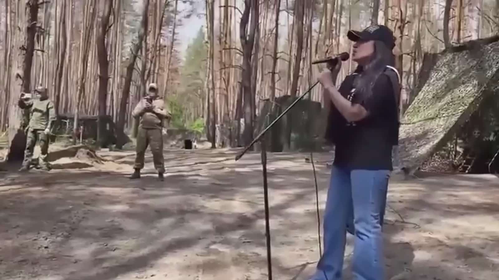 “Ауырлыҡты йырҙар еңеләйтә. Йыр фронтта ярҙам итә”