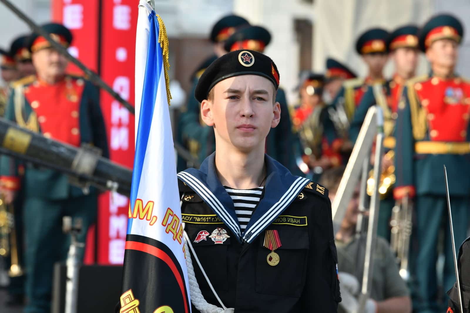 Өфө урамдарынан байраҡтар менән үттеләр