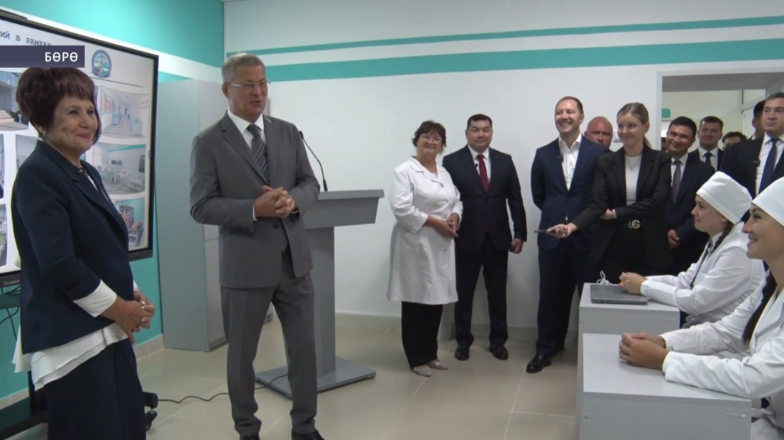 Радий Хәбиров Бөрө ҡалаһында капиталь ремонт эшләнгән мәғариф учреждениелары менән танышты