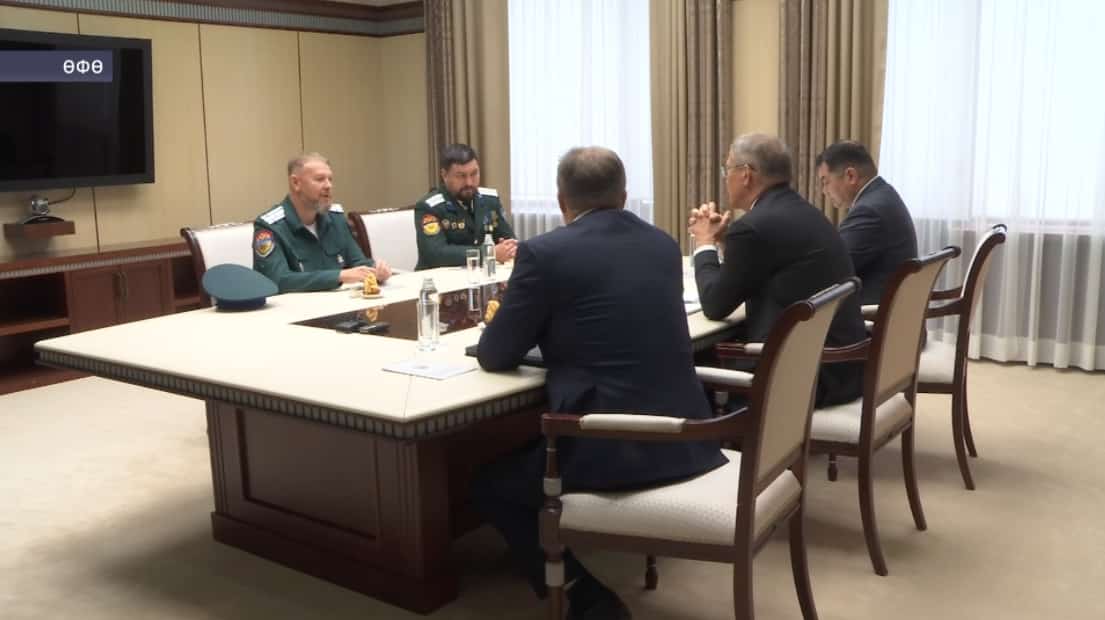 Радий Хәбиров Республика йортонда Ырымбур хәрби казак йәмғиәте атаманы Игорь Цыганов менән осрашты