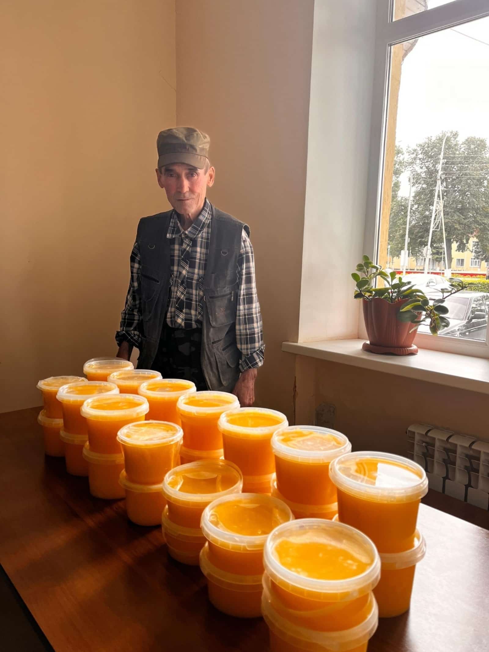 Илештән Рәил Гәрәев махсус хәрби операция яугирҙарына 30 килограмм бал ебәргән