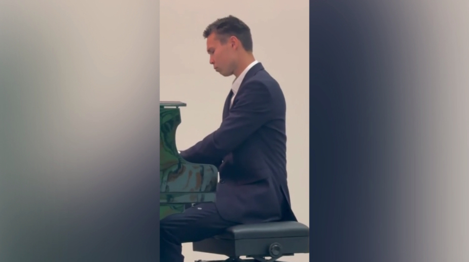 Радий Хәбиров социаль селтәрҙәге сәхифәһендә йәш музыкант менән таныштырған