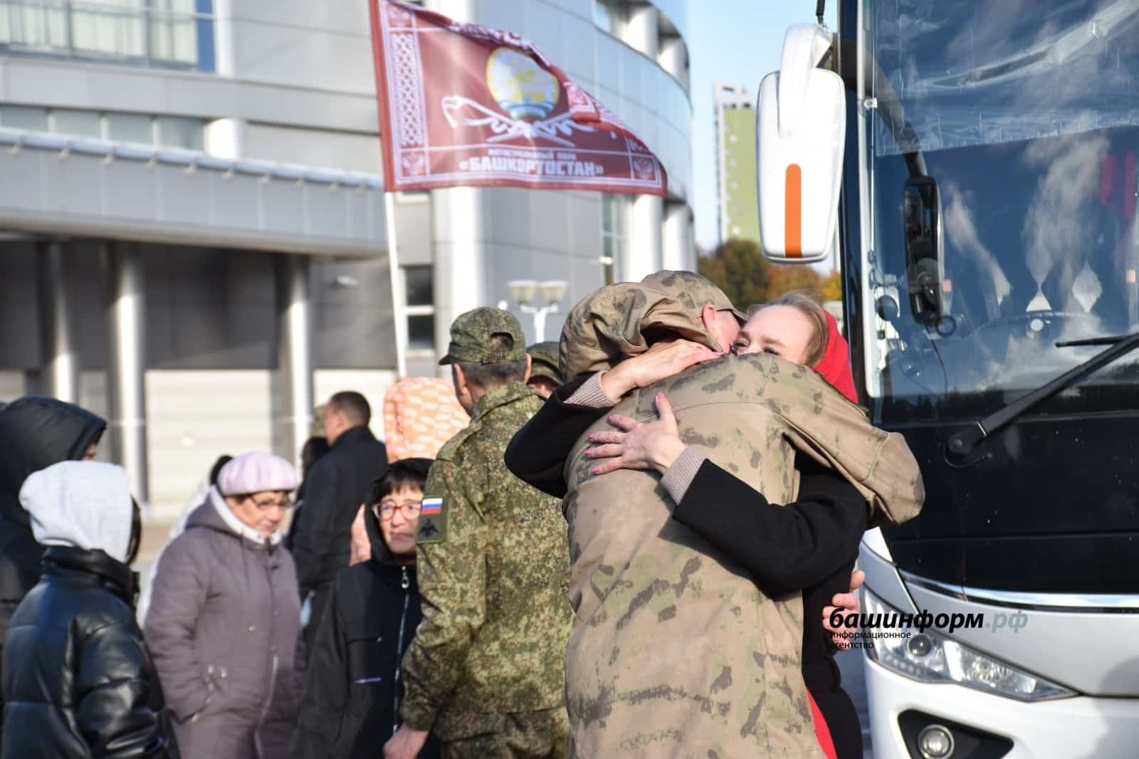Бөгөн Өфөлә хәрбиҙәрҙең бер төркөмө оҙатылды