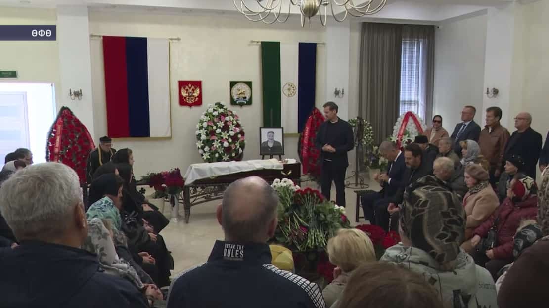 Радий Хәбиров Асҡар һәм Илдар Абдразаҡовтарҙың әсәһен һуңғы юлға оҙатыуҙа ҡатнашты