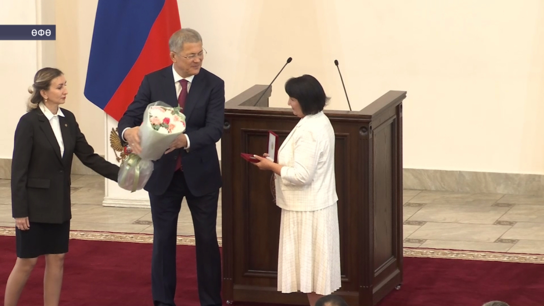 Радий Хәбиров уҡытыусыларҙы һөнәри байрамы менән тәбрикләне