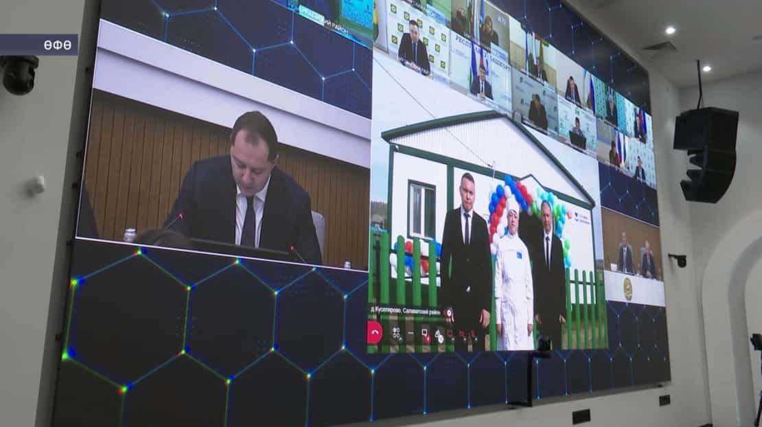 Радий Хәбиров видеобәйләнеш аша бер юлы һигеҙ фельдшер-акушерлыҡ пункты эшмәкәрлегенә старт бирҙе