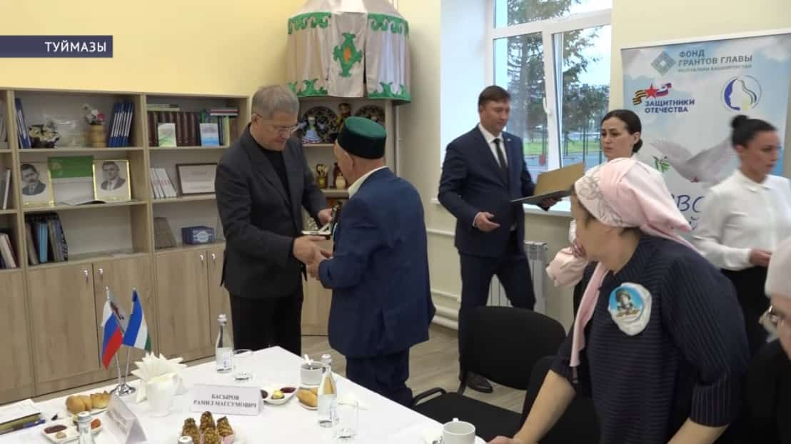 Башҡортостан башлығы махсус хәрби операцияла һәләк булғандарҙың туғандары менән осрашты