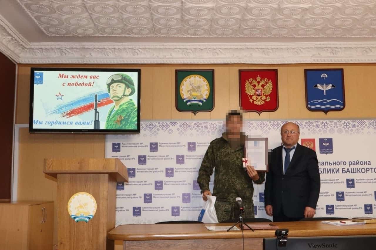 Мәсетле ирекмәндәре яугирға ҡумыҙ бүләк иткән