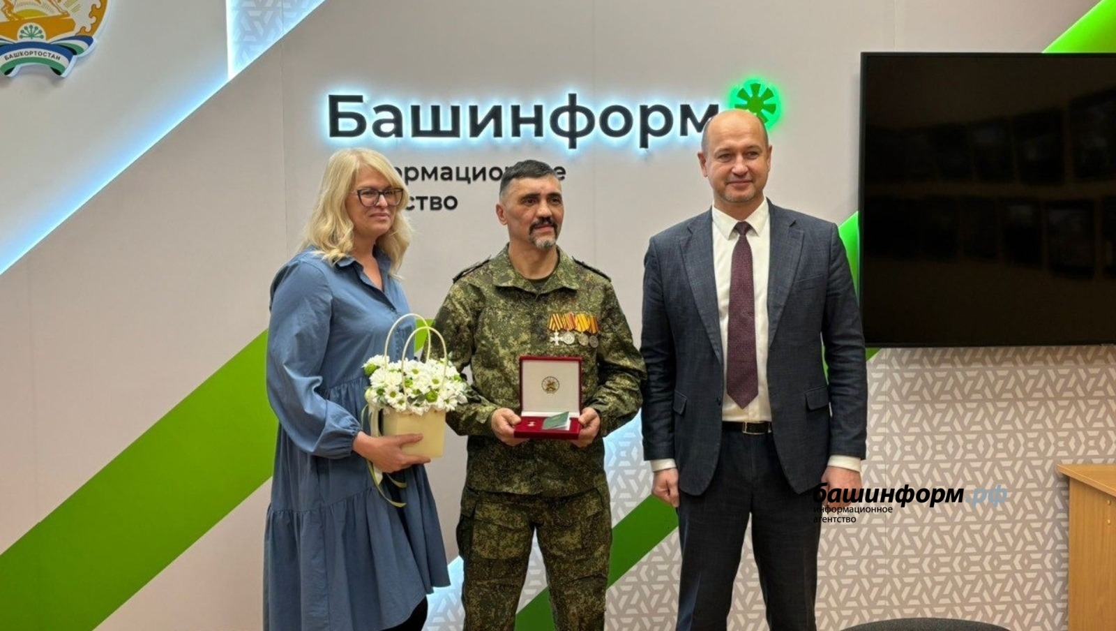 Яугир Азат Мөкмәнйәновҡа маҡтаулы исем бирелде