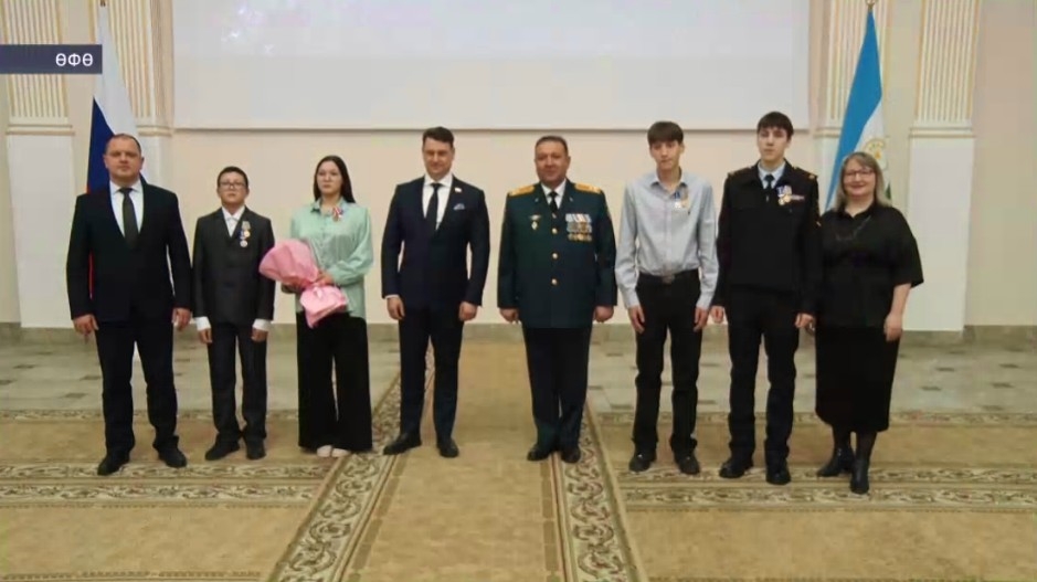 Башҡортостан Ғәҙәттән тыш хәлдәр министрлығы бәләғә тарыған граждандарҙы ҡотҡарыусыларҙы ҡотланы