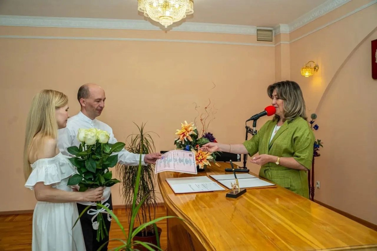 Өфөнөң Октябрь районы ЗАГС бүлегенән Римма Закирова-Торба 10 мең никах теркәгән