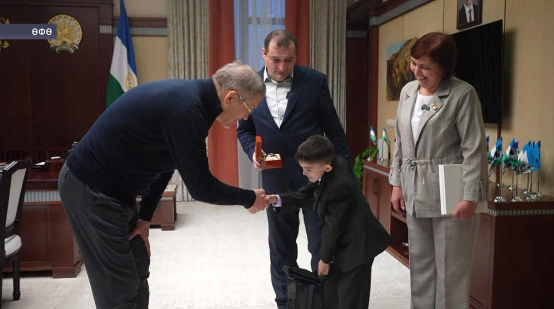 Радий Хәбиров Салауат районы Мөрсәлим ауылынан 6-сы класс уҡыусыһы Максим Шаһиморатов менән осрашты