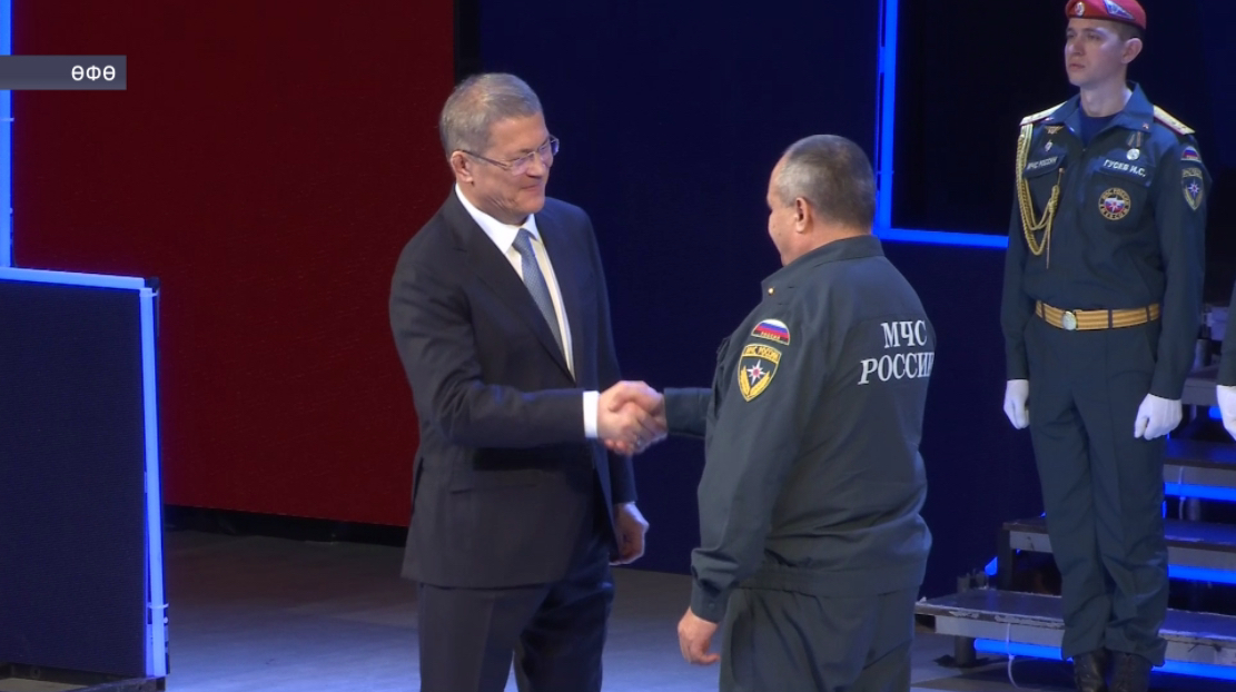 Радий Хәбиров ҡотҡарыусыларҙы һөнәри байрамдары менән тәбрикләне