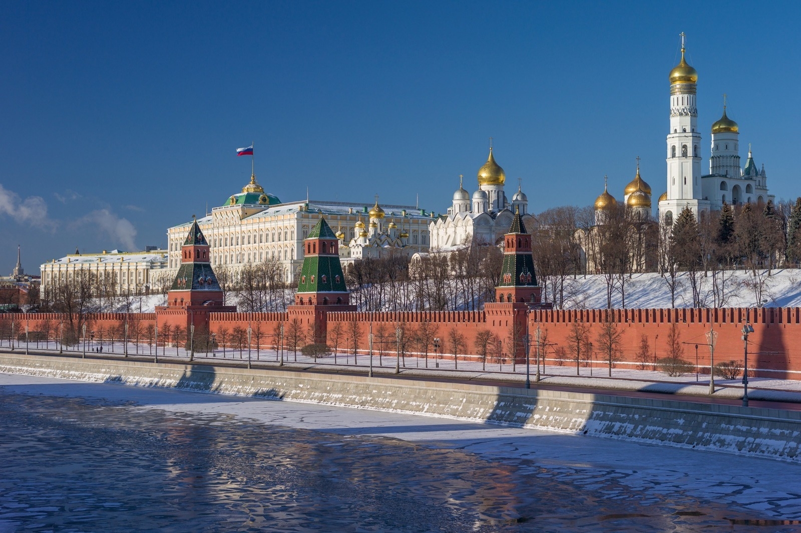 Республика  Башлығы  Радий  Хәбиров  исеменә  Яңы  йыл менән ҡотлауҙар килде