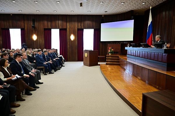 Радий Хәбиров Өфөлә Башҡортостан ҡала мәктәптәре директорҙары менән осрашты