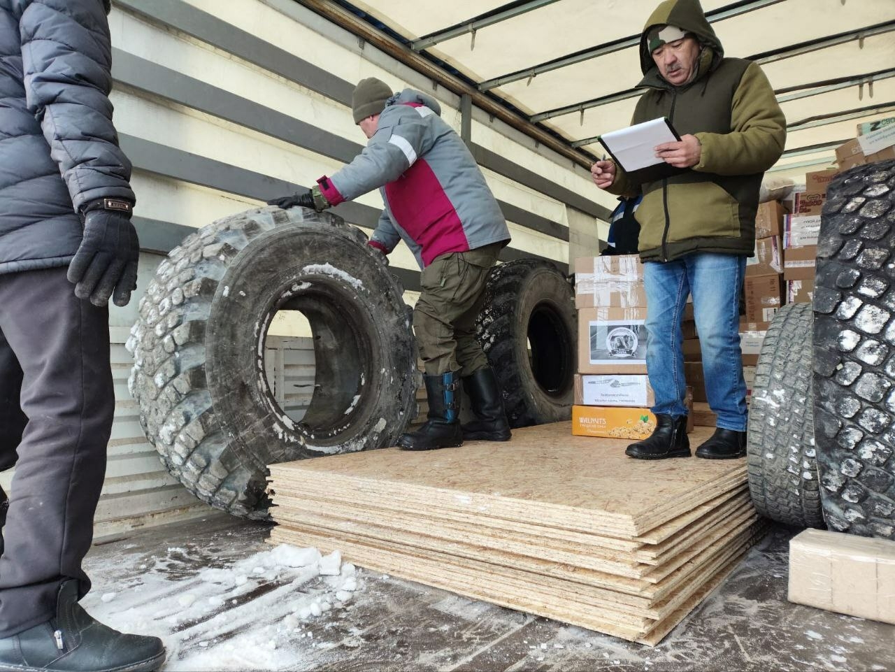 Яугирҙарға Ватанды һаҡлаусылар көнө уңайынан байрам күстәнәсе оҙатылды