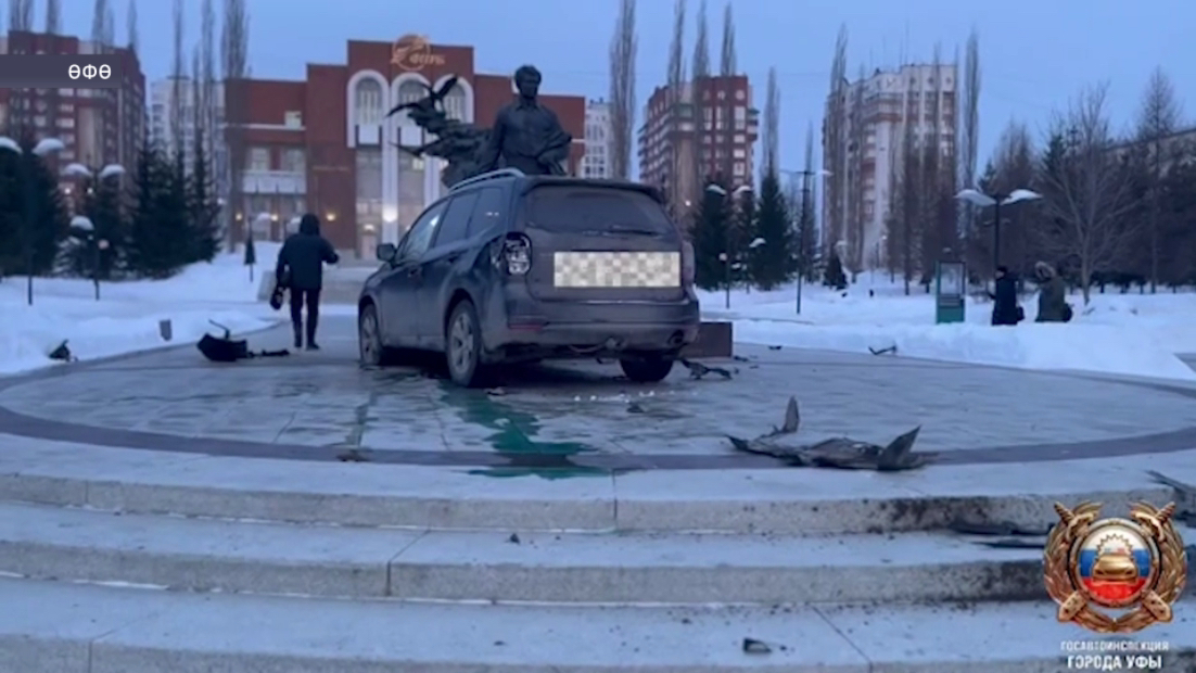 22 йәшлек «Субару» водителе Өфөләге Мостай Кәрим һәйкәленең гранит ҡоймаһына бәрелгән