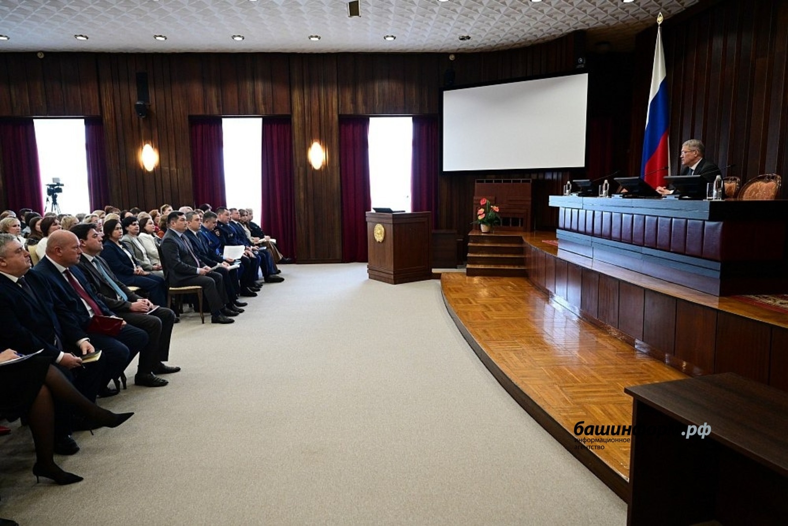 Радий Хәбиров Башҡортостан мәктәптәре директорҙары урынбаҫарҙары менән осрашты