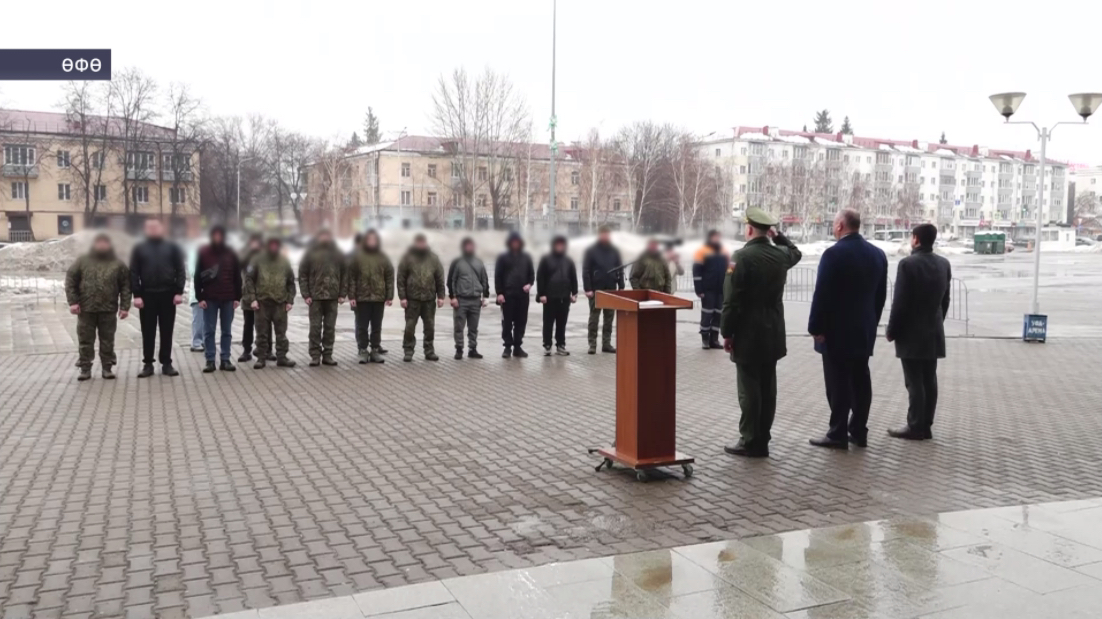 Өфө арена боҙ һарайы алдындағы майҙандан бер төркөм яугирҙар йәнә яу биләмәһенә ҡуҙғалды
