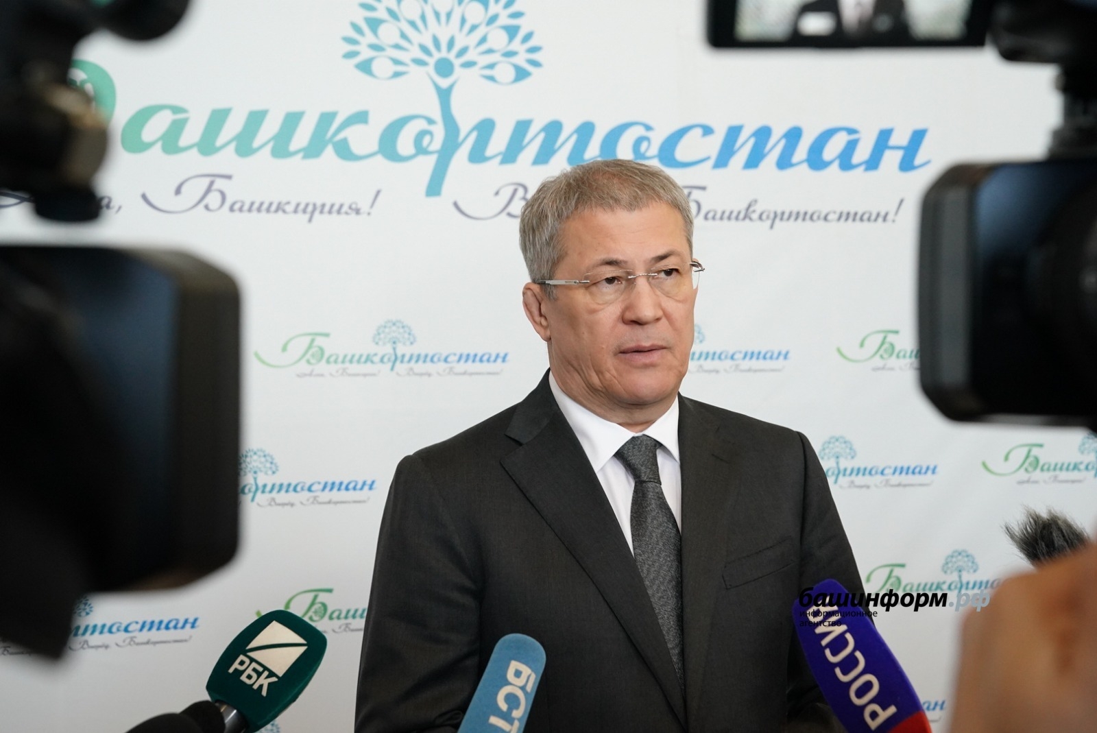 Радий Хәбиров хөкүмәттең 2025 йылғы эшмәкәрлегенә юғары баһа бирҙе
