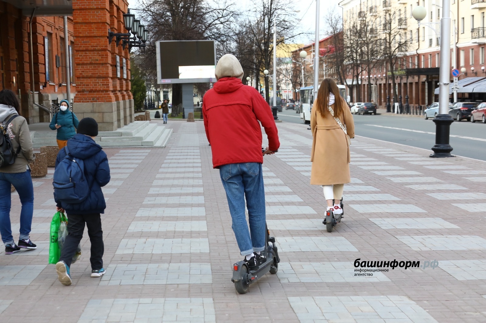 Өфөлә рәсми рәүештә электр самокаттар миҙгеле башланды