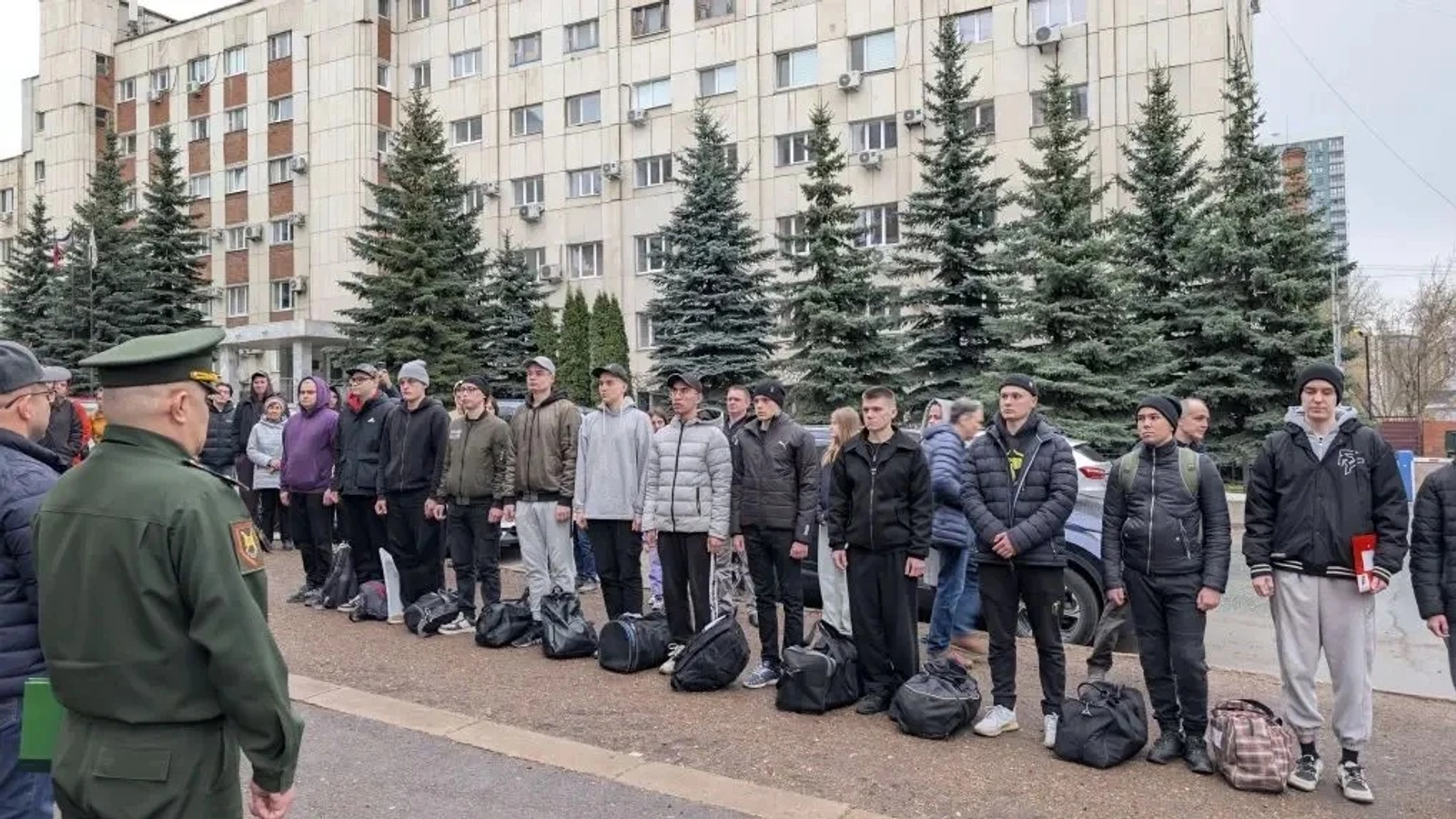 Өфөлә яҙғы саҡырылыш буйынса армияға алыныусыларҙың тәүге төркөмө оҙатылды