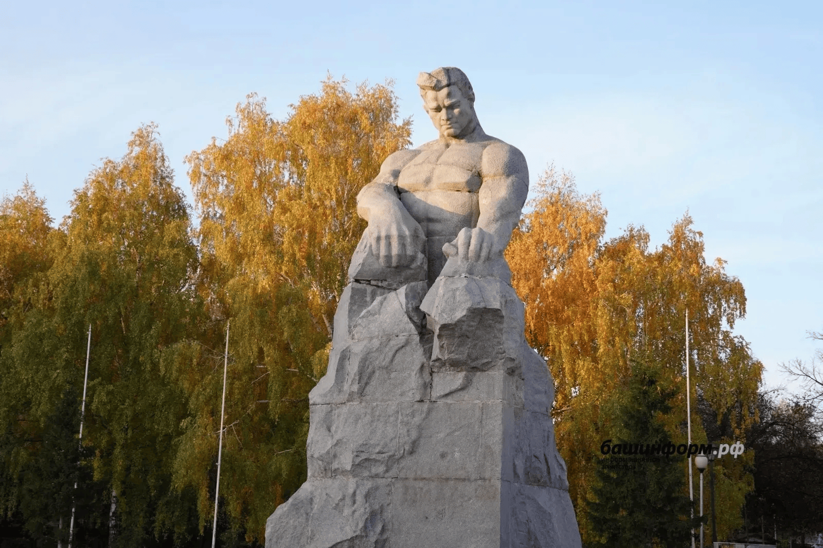 Ишембайҙа “Хеҙмәт ҡаһарманлығы ҡалаһы” тигән стела ҡуйыла