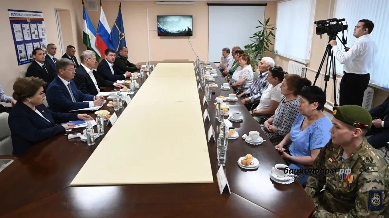 Радий Хәбиров Нефтекамала махсус хәрби операцияла һәләк булған яугирҙарҙың ғаиләләре менән осрашты